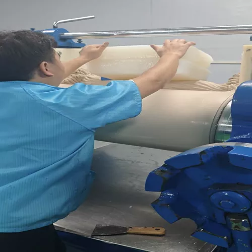 Binnen in een 22 jaar oude Chinese siliconenfabriek: het dagelijks leven van de mengworkshop die de productkwaliteit bepaalt